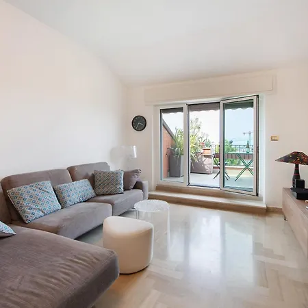 Attico In The Center, Terrace & Stunning View شقة ديسينسانو ديل غاردا