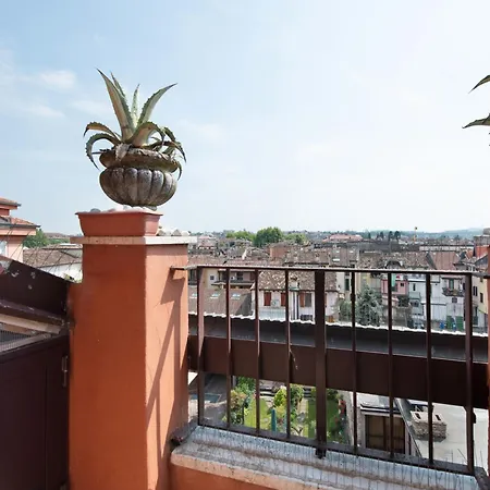 Attico In The Center, Terrace & Stunning View شقة *